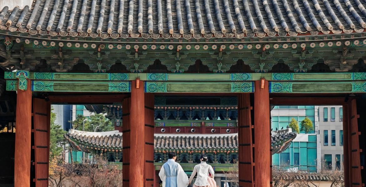 Couple in traditional Korean Hanbok clothing at Changgyeonggung Palace in Seoul